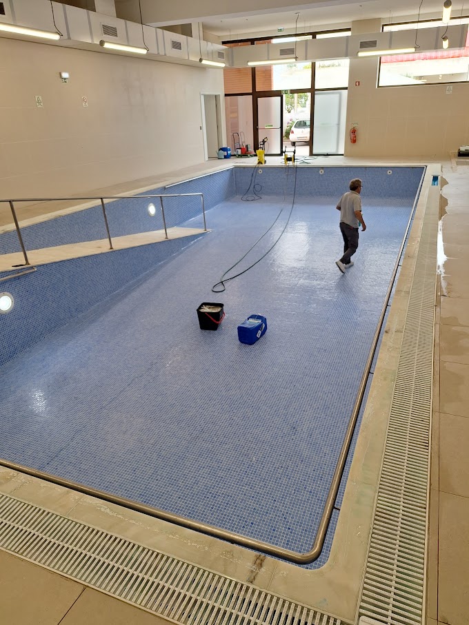 Limpeza  e Manutenção de Piscina Coberta em Hospital